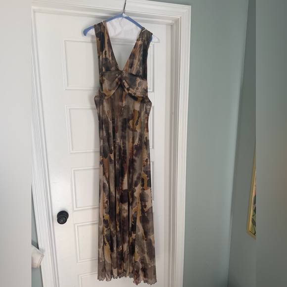 Resa Chelsea Halter Maxi Dress - Picture 5 of 8